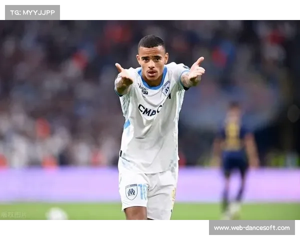 格林伍德禁区外抽射破门，皮球折射入网