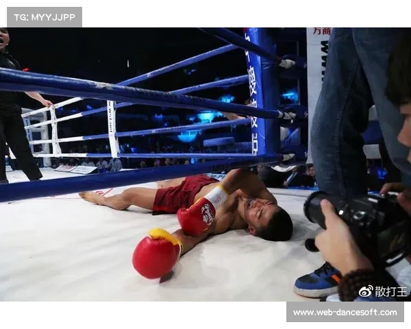 拳手倒地后重新站起来瞬间 展现不屈意志